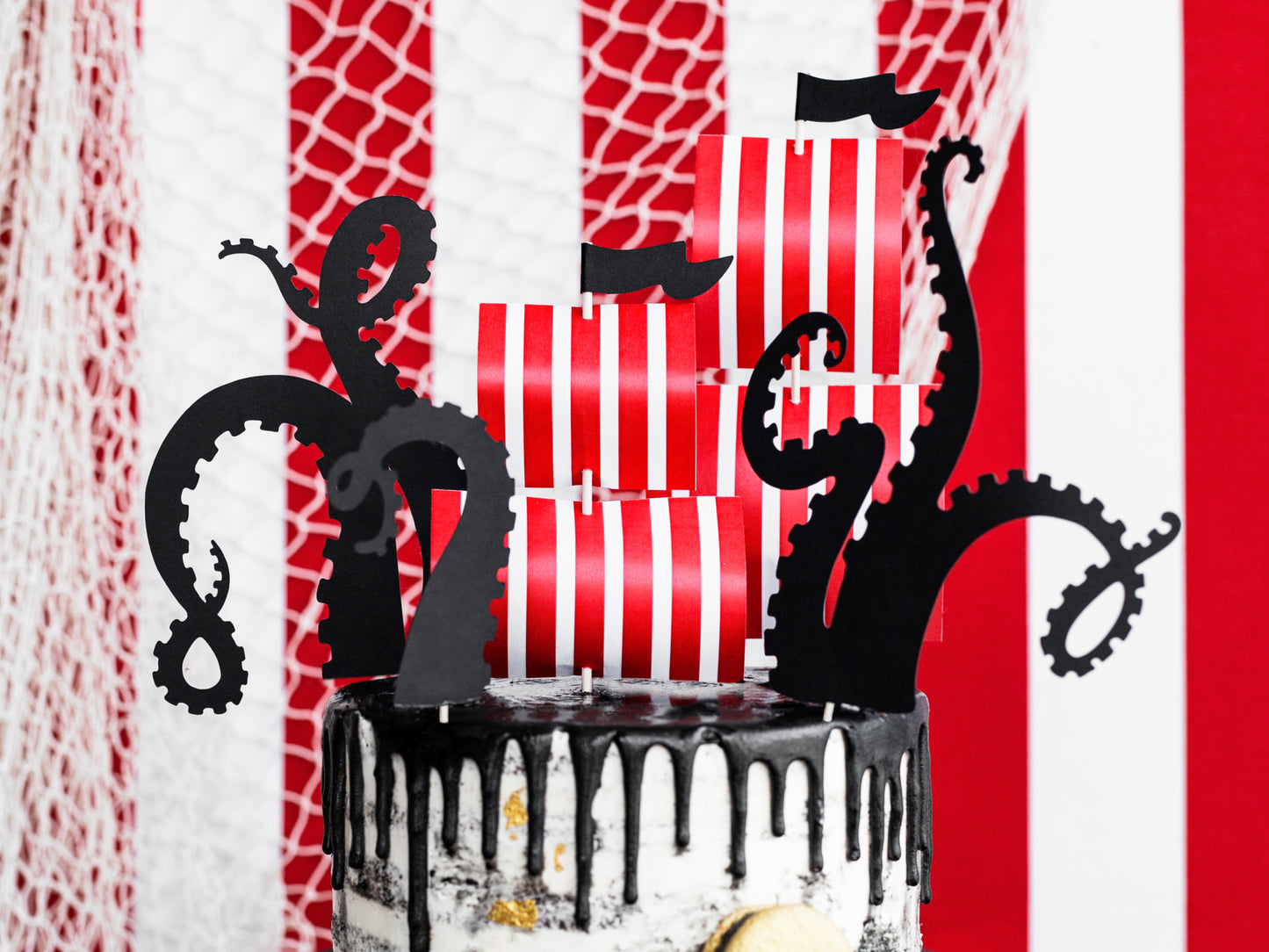 PIRATE-THEMED CAKE TOPPERS