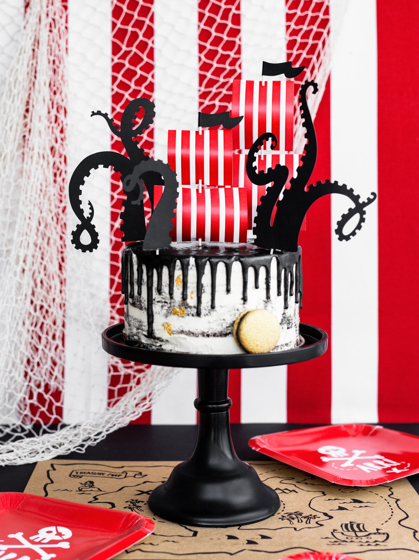PIRATE-THEMED CAKE TOPPERS