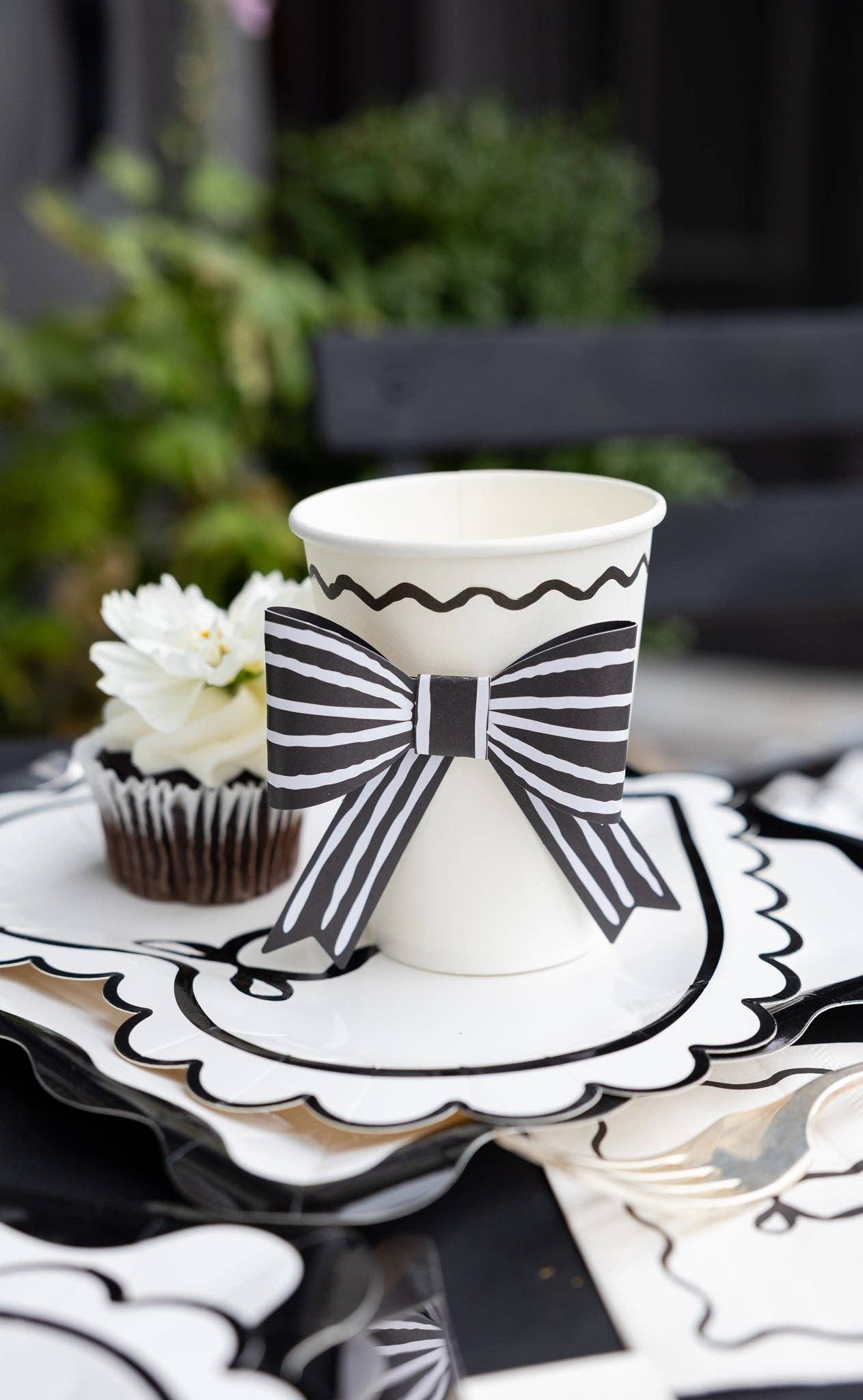 BLACK STRIPED BOW CUPS