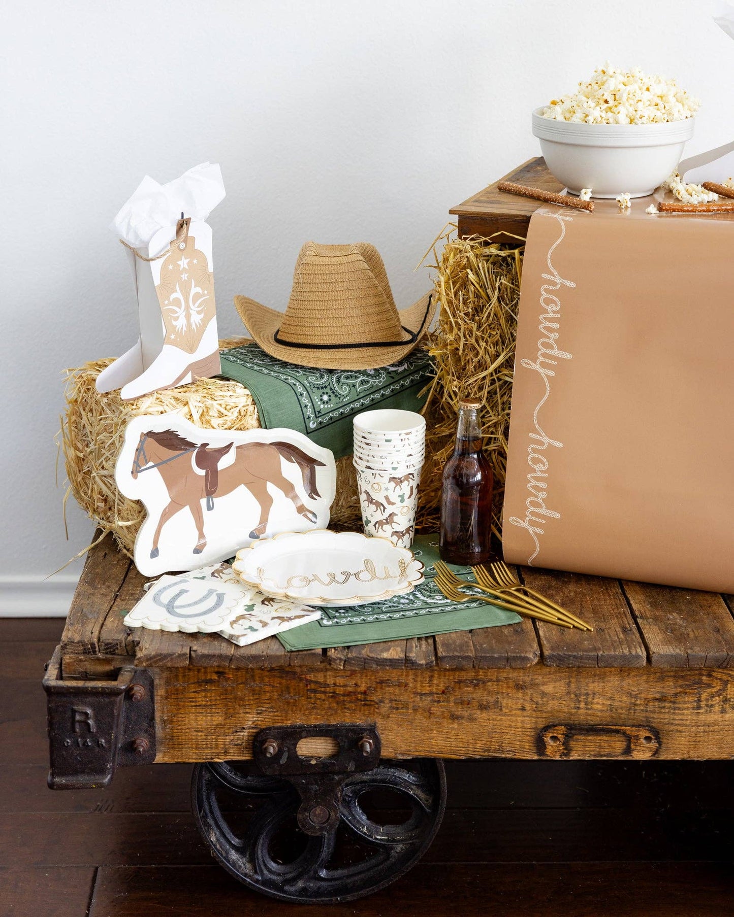 HOWDY PAPER TABLE RUNNER