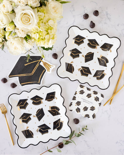 SCATTERED GRAD HAT NAPKINS