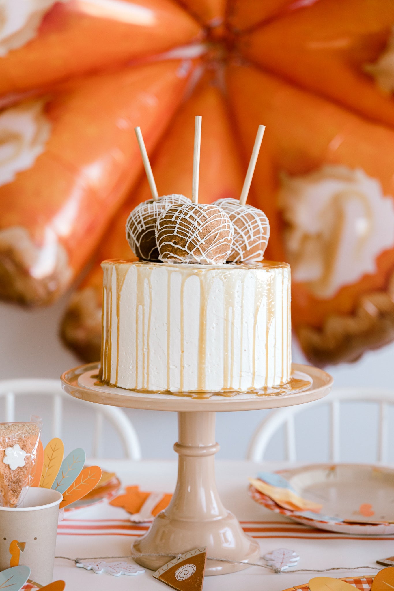 BROWN CAKE STAND